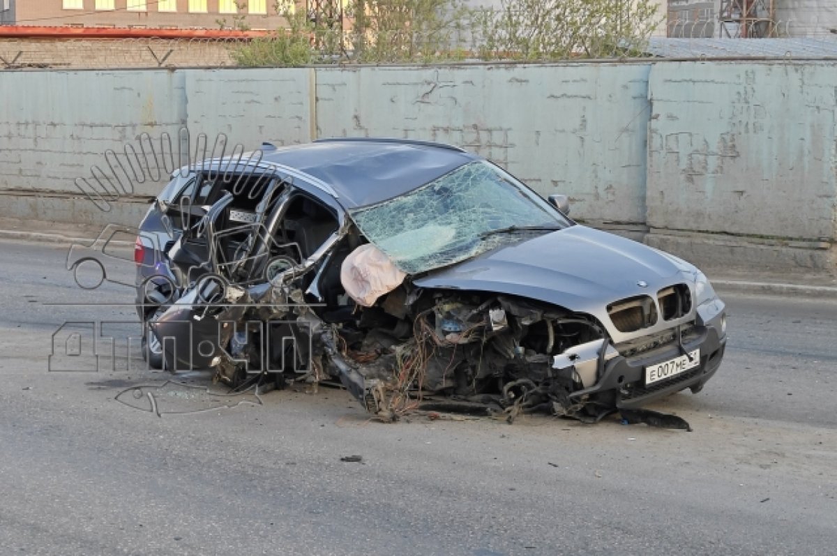 В Мурманске на Прибрежной дороге BMW размозжило от удара в столб | АиФ  Мурманск