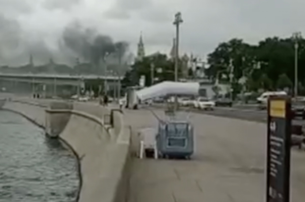 Гастроцентр загорелся в московском парке Зарядье