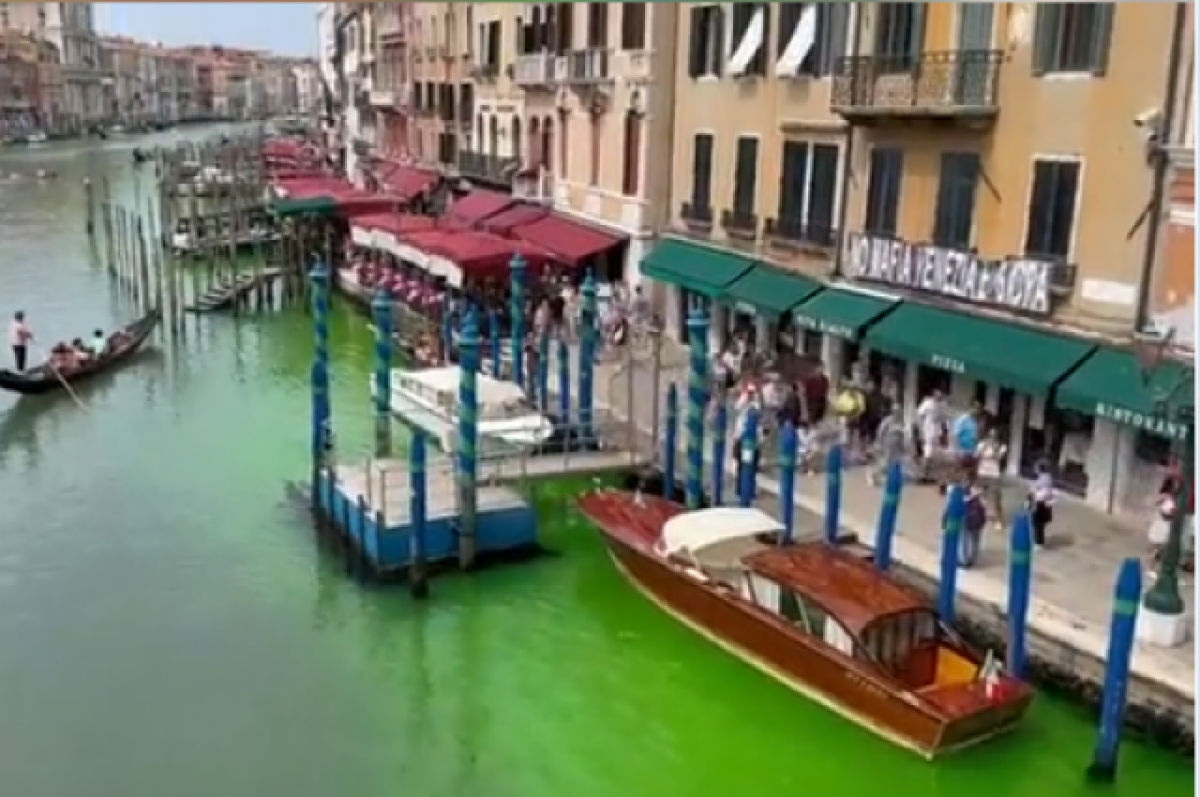 В Венеции неизвестные окрасили воду в Большом канале в ярко-зеленый цвет