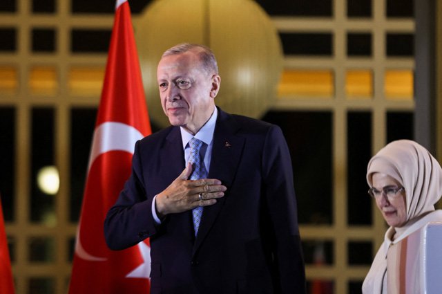 Президент Турции Тайип Эрдоган со своей женой Эрмине Эрдоган после победы во втором туре президентских выборов.
