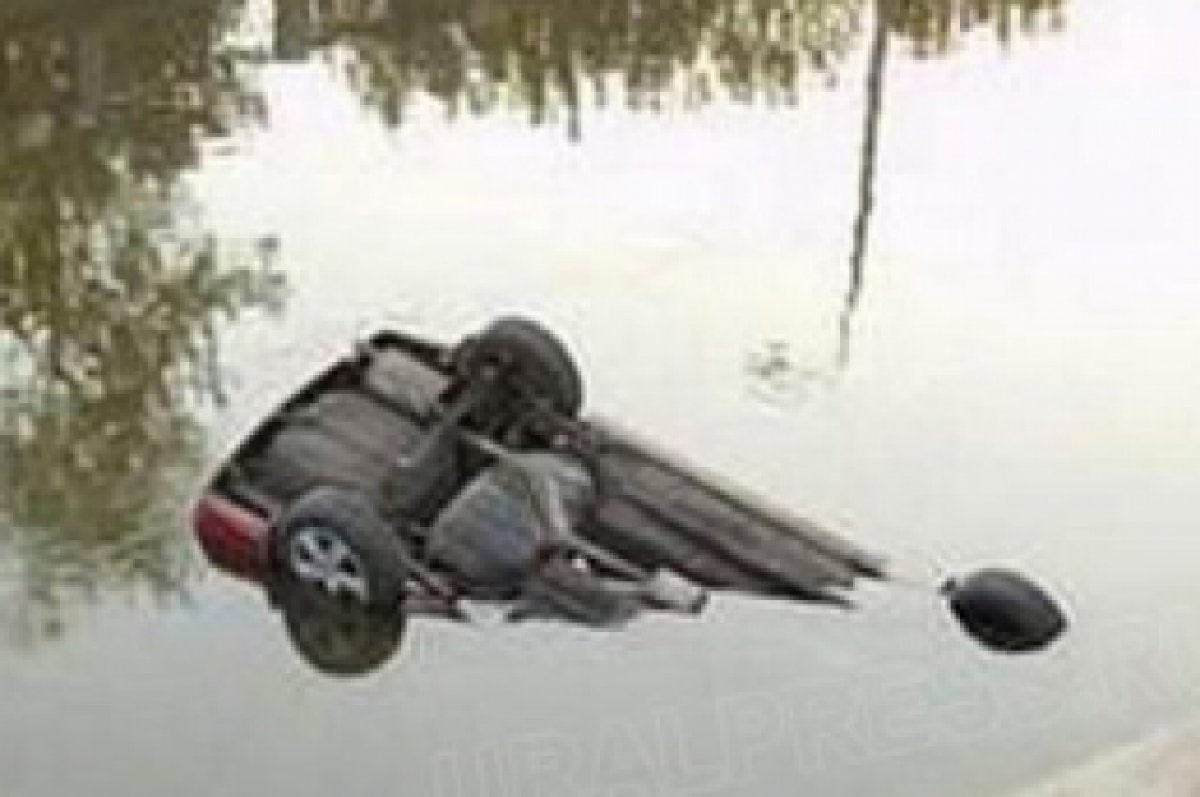 В кузбасском селе достали из воды затонувшее такси с людьми в салоне | АиФ  Кузбасс