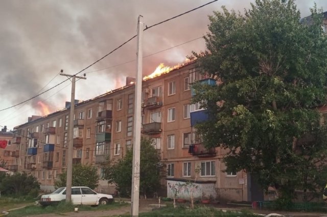 При пожаре в Светлом все жильцы вовремя покинули свои квартиры, погибших и пострадавших нет.