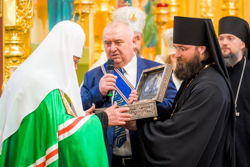 Были вручены награды Русской Православной церкви.