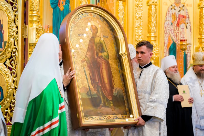 Святейший Патриарх Московский и всея Руси Кирилл передал в дар храму старинный образ апостола Петра.