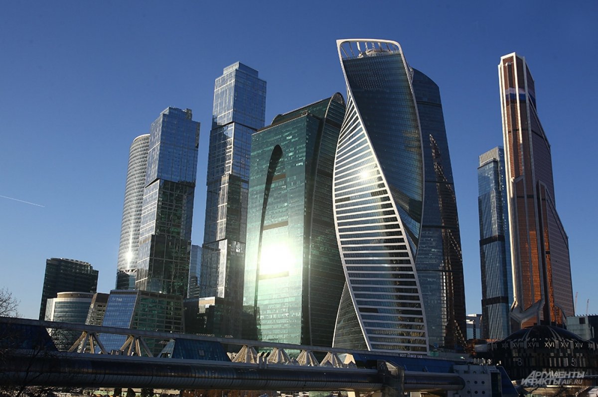 Mash: на 60-м этаже одной из башен «Москва-Сити» обрушилась стена
