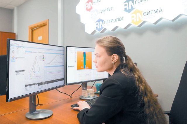 Ведущий специалист отдела разработки пользовательского интерфейса Екатерина Свиязова работает над ПО «РН-Буровые расчёты».