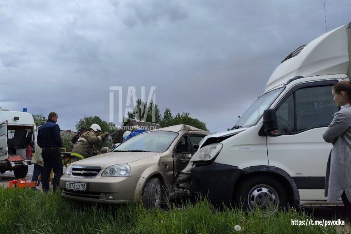 В ДТП с участием микроавтобуса в Плюсском районе есть пострадавший | АиФ  Псков