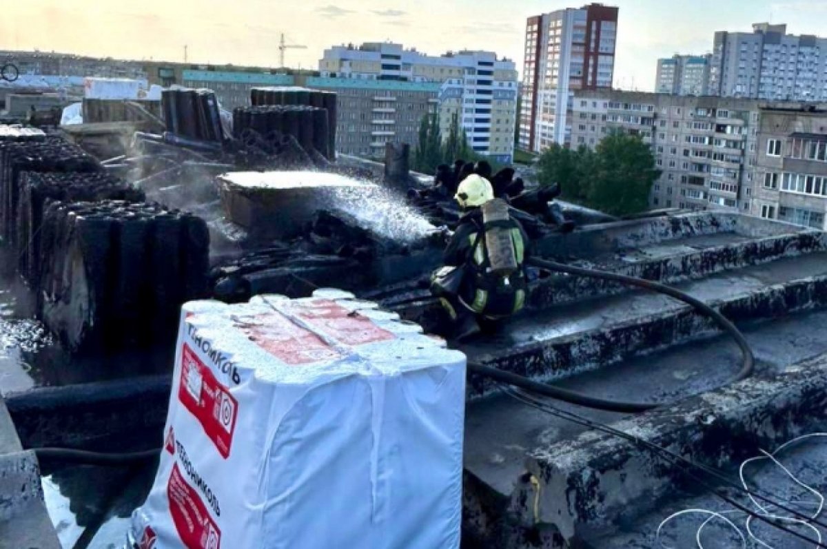 Крыша 9-этажного дома горела в Барнауле
