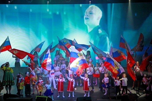 В заключение концерта все юные артисты вышли на сцену с флагами России.
