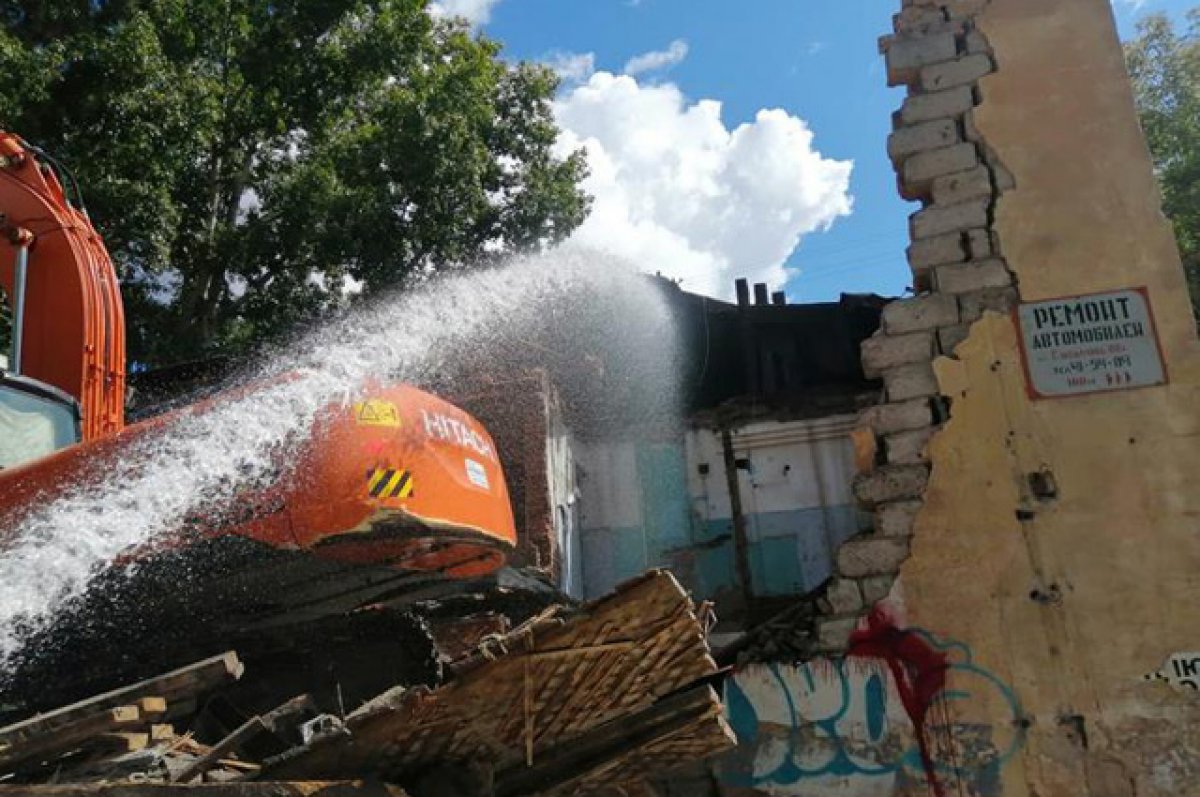 В Барнауле на ул. Ярных сносят 80-летний аварийный дом