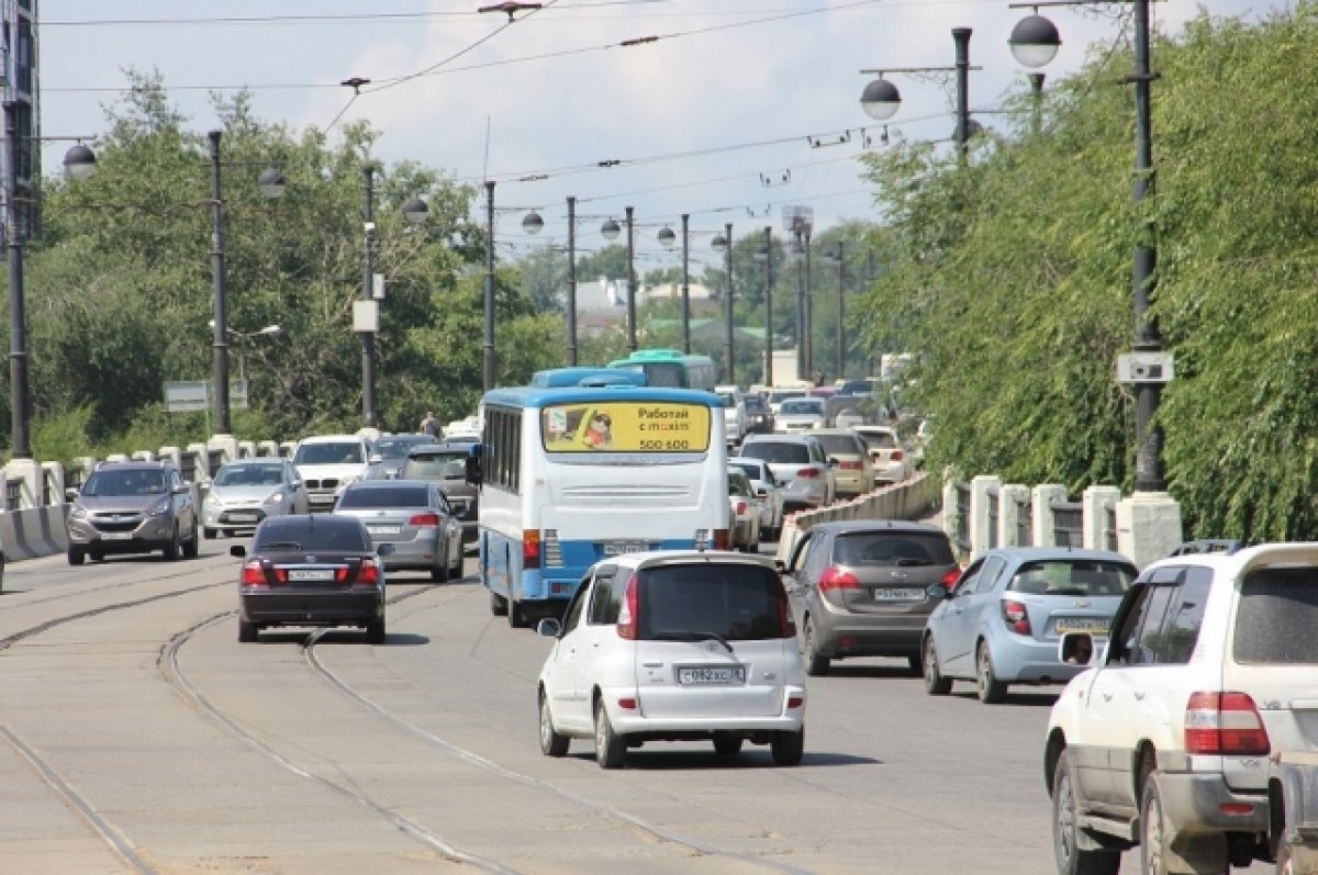 Жуткая пробка собралась утром 31 мая в Барнауле на Павловском тракте