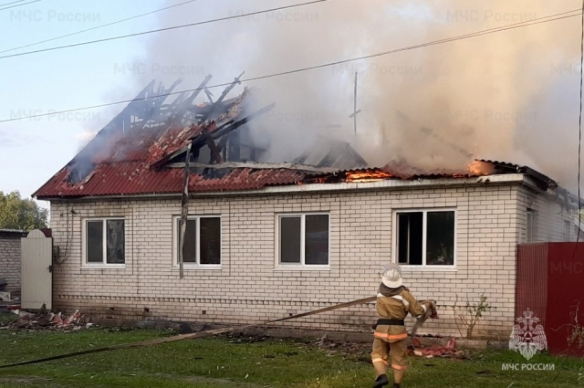 Брянские спасатели потушили пожар в жилом доме в Карачевском районе