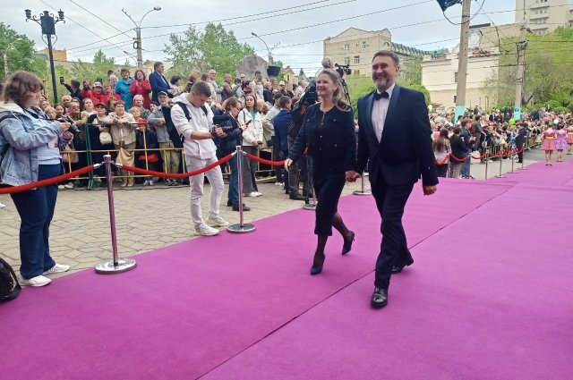 Режиссёр фильма Андрей Карасов с супругой на дорожке ЗМКФ.
