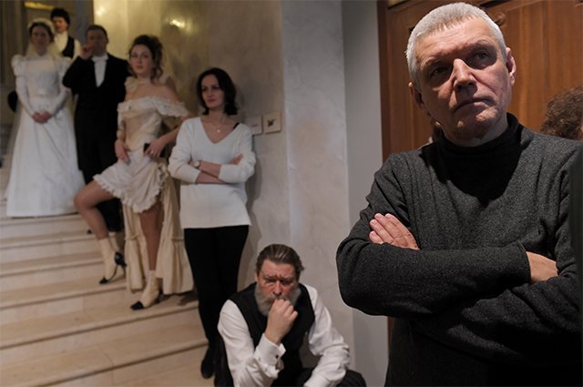 Александр Галибин в сцене из спектакля «На трубе» в театре «Школа современной пьесы» в Москве.