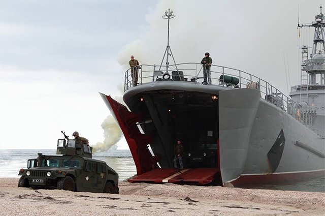 Десантный корабль «Юрий Олефиренко» во время учений, 2018 год.