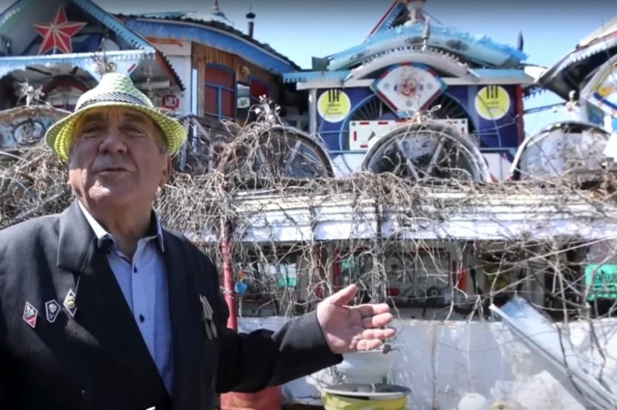 Тюменский пенсионер построил сказочный дом из того, что нашел свалке