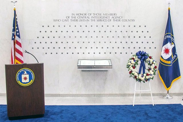 Мемориальная стена в штаб-квартире Центрального разведывательного управления в Лэнгли, штат Вирджиния.