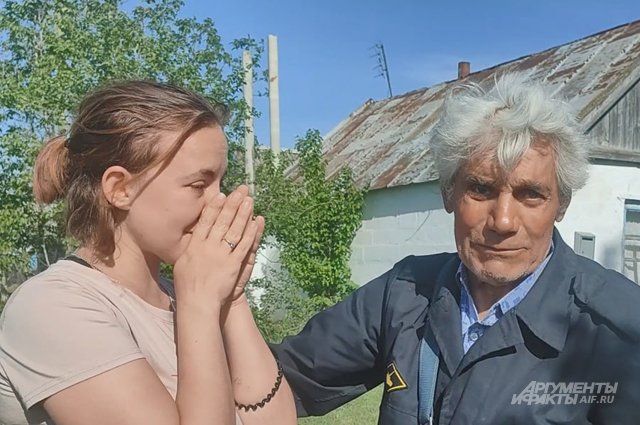 Александр Леонтьевич и его внучка.