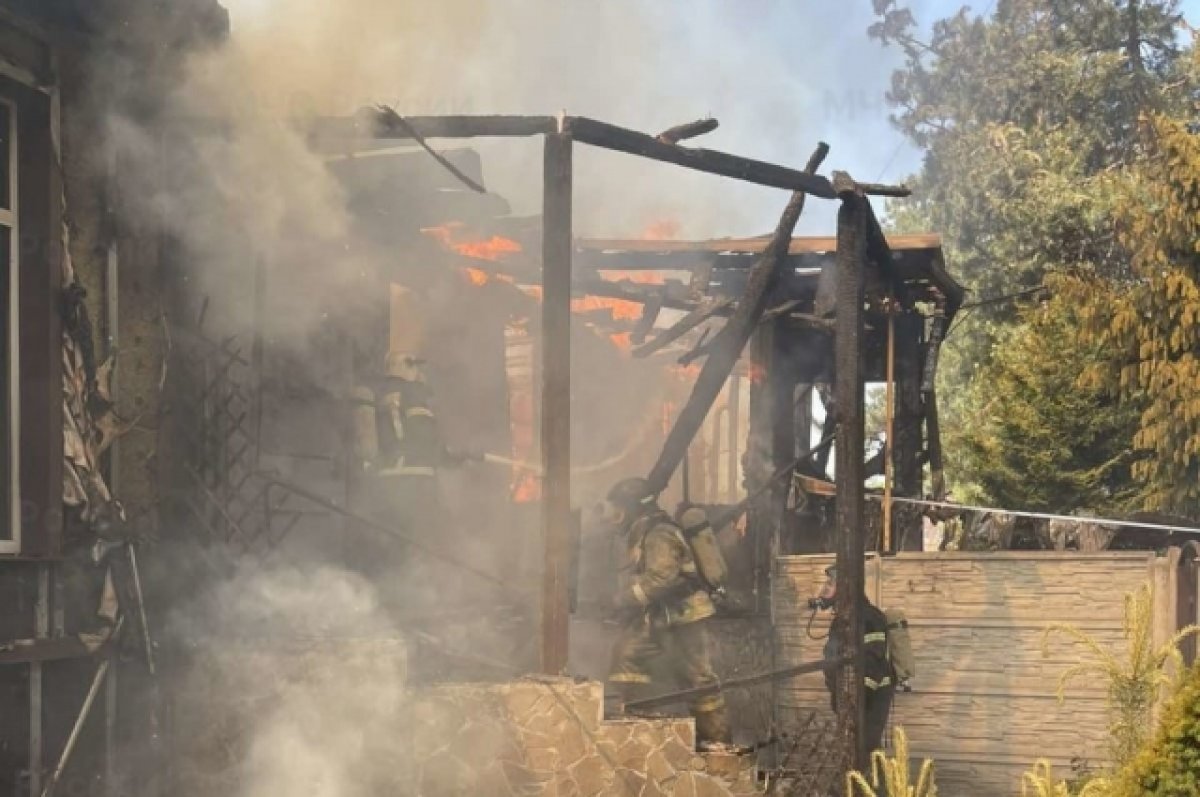 Утром 1 июня в Фокинском районе Брянска сгорел двухквартирный жилой дом