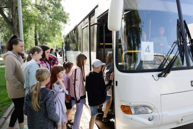 Детей вывезли на личном транспорте и автобусах