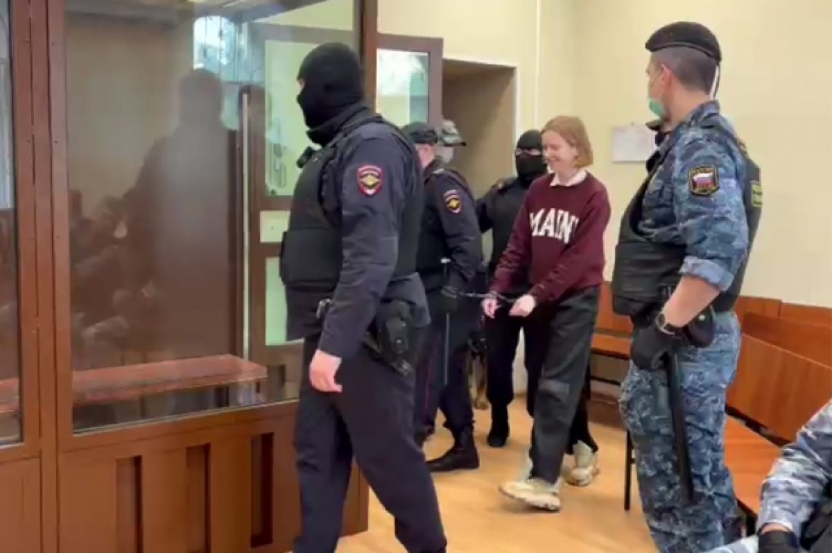 Дарья Трепова приехала в Басманный суд с улыбкой