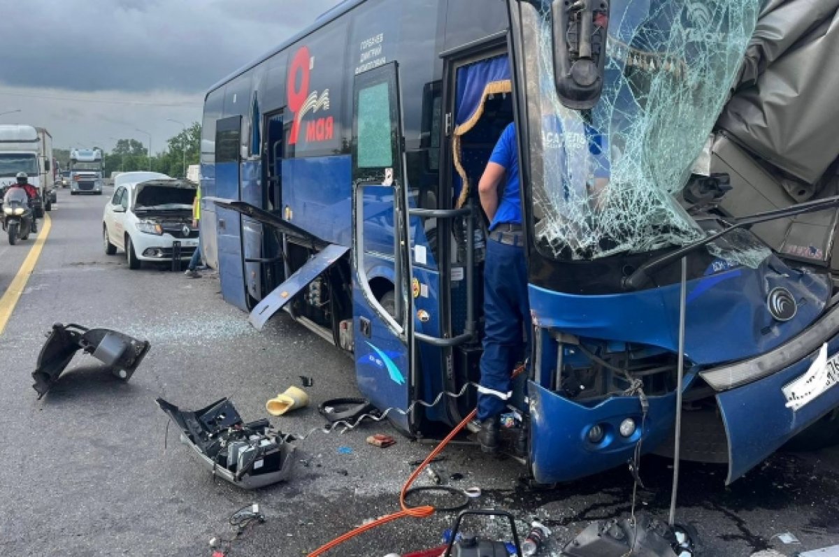 Пассажирский автобус врезался в грузовик на М-4 «Дон», есть пострадавший