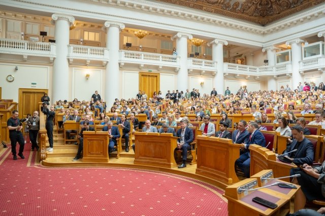 Конгресс уже второй год проходит в Таврическом дворце.