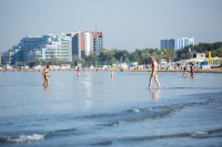 В начале лета людей на Черном море немного меньше, чем в разгар сезона.