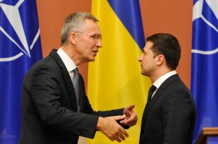 Йенс Столтенберг и Владимир Зеленский.