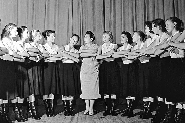 Хореограф Надежда Сергеевна Надеждина репетирует танец с артистами ансамбля «Берёзка». 1959 г.