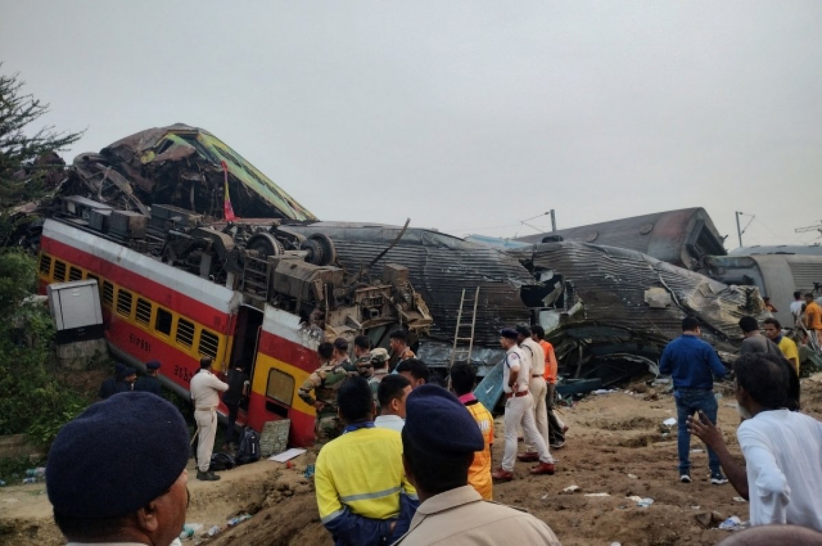 Количество жертв столкновения поездов в Индии возросло до 288