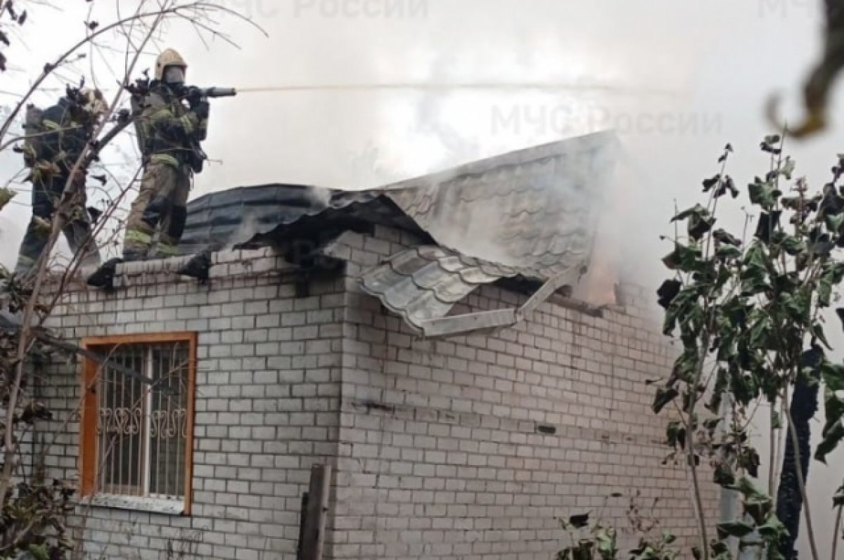 Сотрудники МЧС спасли двух человек на пожаре на улице Свердлова в Брянске