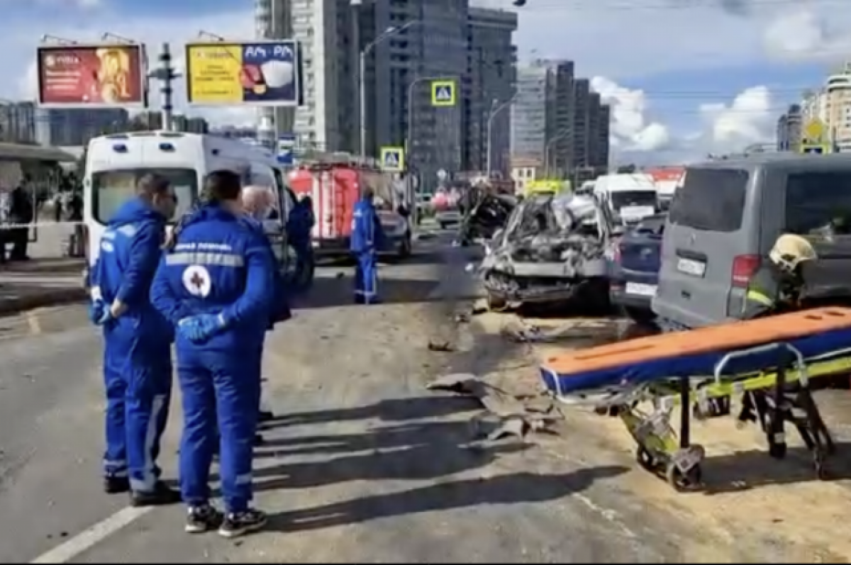 Причиной ДТП с 13 машинами в Петербурге стал выезд грузовика на встречку