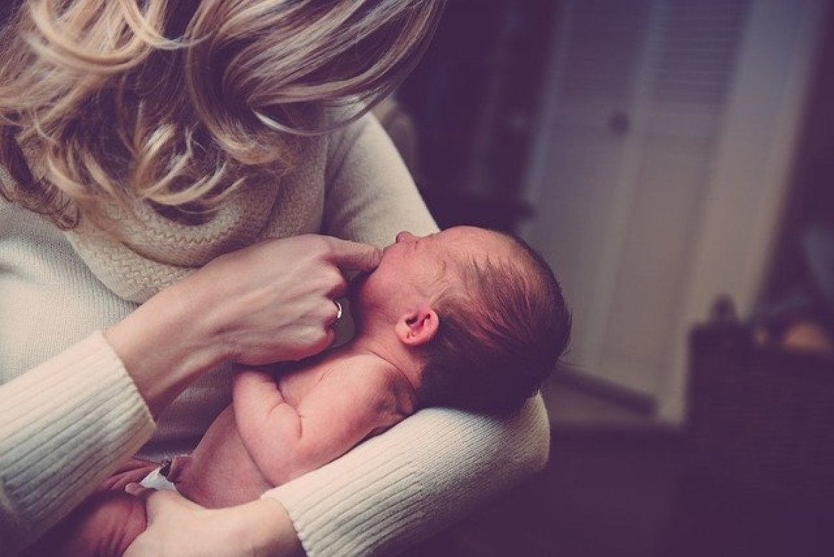 Новорожденная американка начала ползать в возрасте трех дней