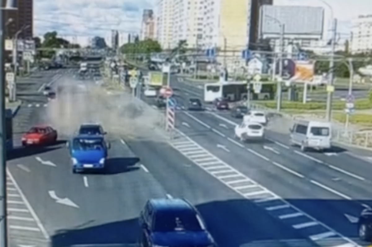 Момент ДТП с 10 машинами в Петербурге попал на видео