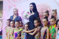 Дарья Дмитриева с юными гимнастками на турнире памяти Оксаны Костиной.
