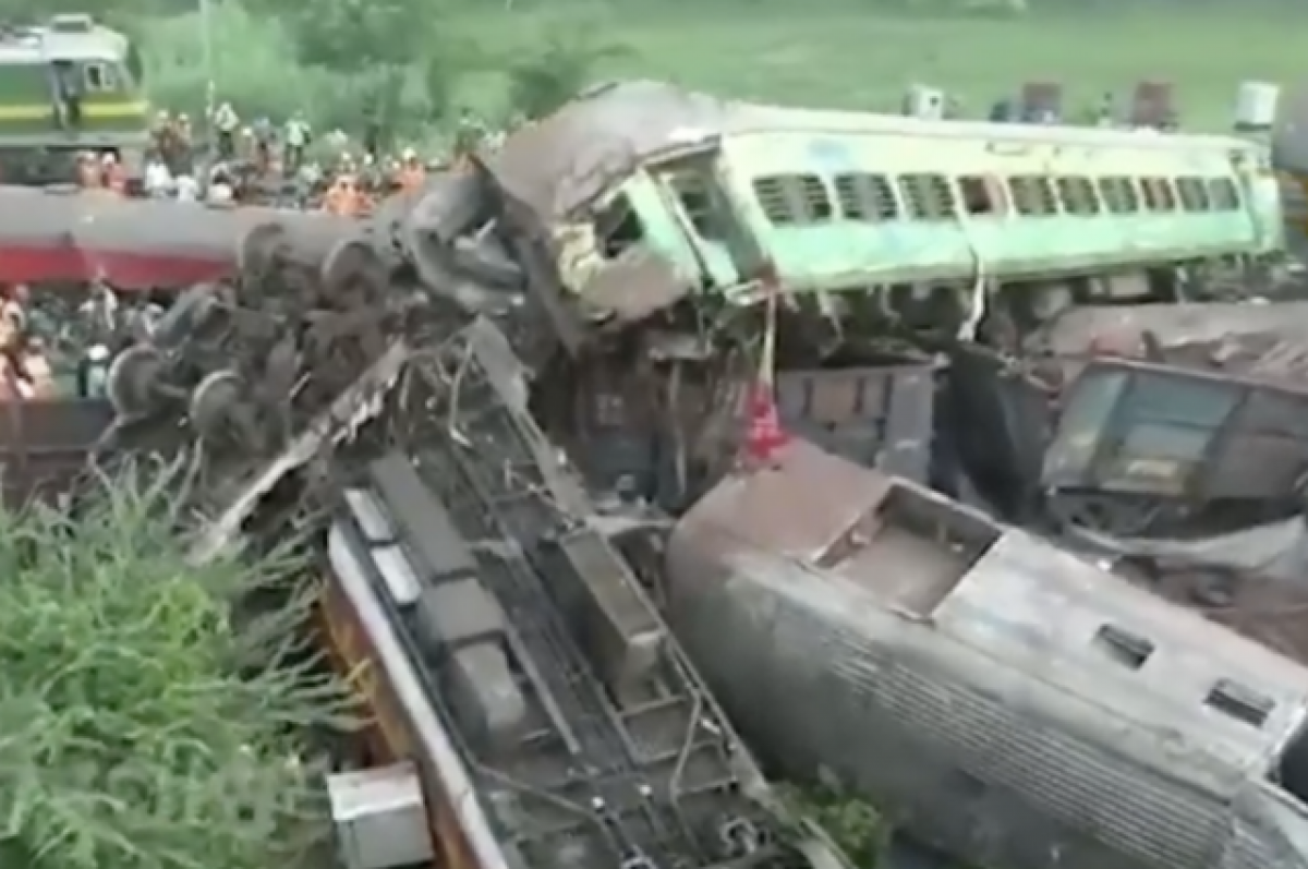 Число жертв железнодорожной катастрофы в Индии выросло до 294