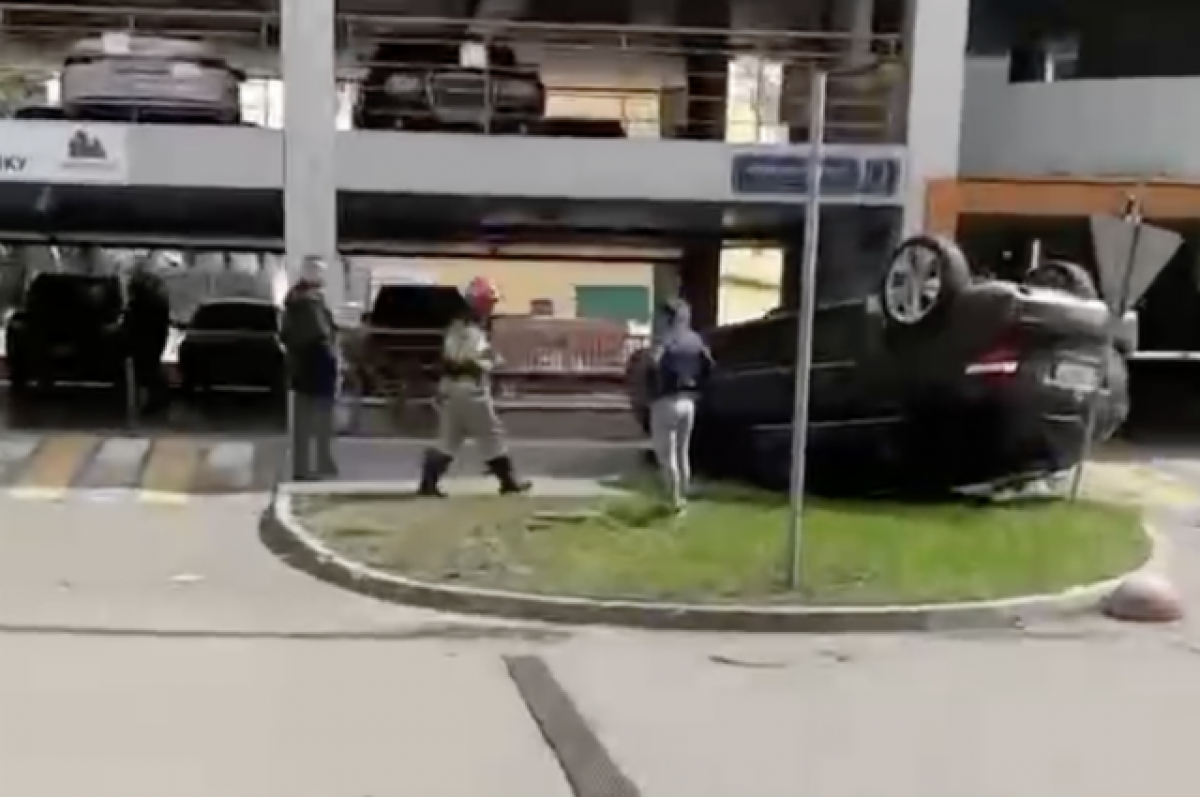 В Москве с третьего этажа парковки упала иномарка