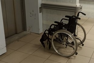 Поднять 65-килограммового мальчика с инвалидного кресла может только папа.