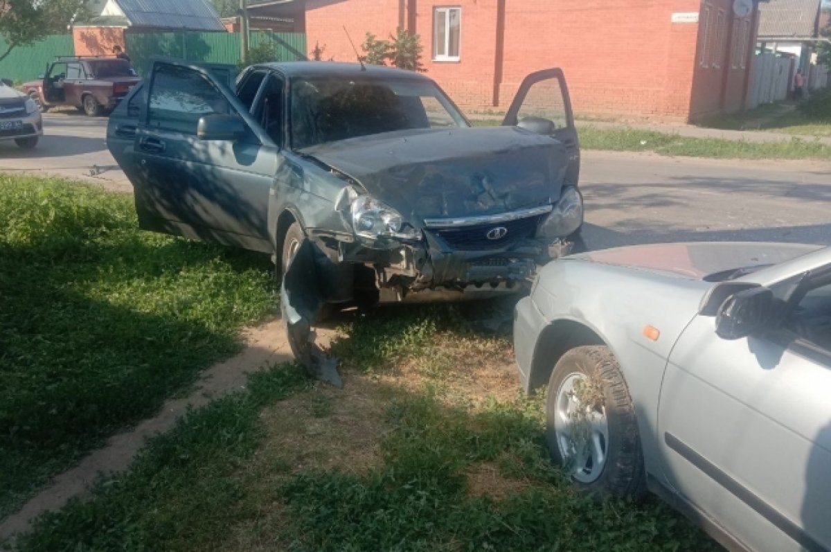 В Марксе при столкновении двух автомобилей пострадали маленькие дети |  ПРОИСШЕСТВИЯ: ДТП | ПРОИСШЕСТВИE | АиФ Саратов