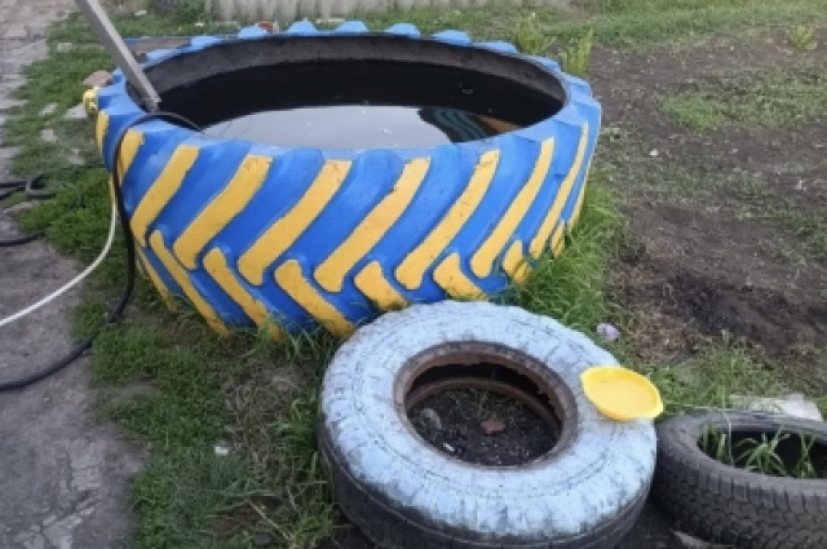 В Омской области ребенок утонул в колесе от трактора, наполненном водой