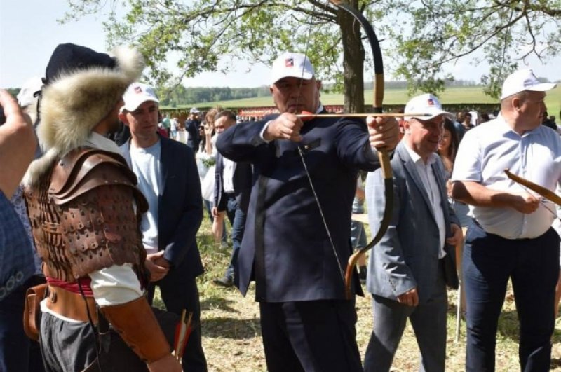 Вице-премьер Ирек Сагитов упражняется на сабантуе в стрельбе из лука