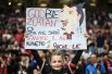 Юная фанатка Златана с плакатом после объявления конца футбольной карьеры футболиста. 