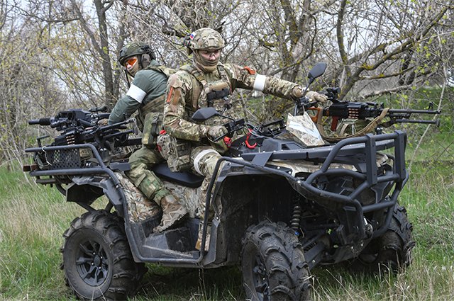 Военнослужащие подразделения ВДВ на квадроцикле.