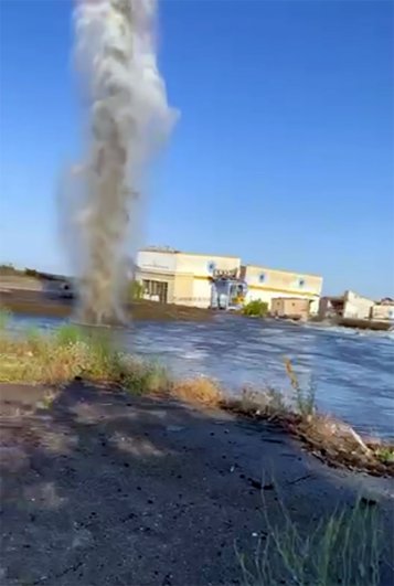 Каховскую ГЭС до сих пор обстреливают.