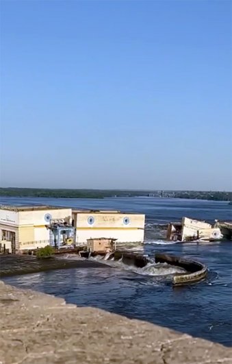 Поврежденная плотина Каховской ГЭС.