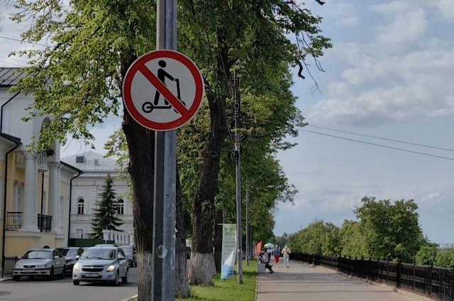 В Ярославле введён запрет на электросамокаты на верхнем ярусе Волжской набережной.