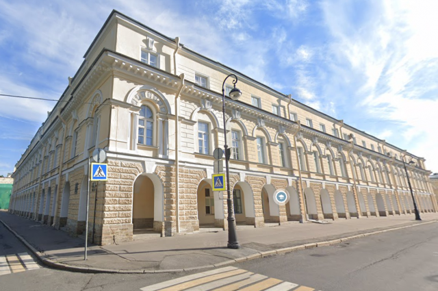 Здание института на Менделеевской линии Васильевского острова.