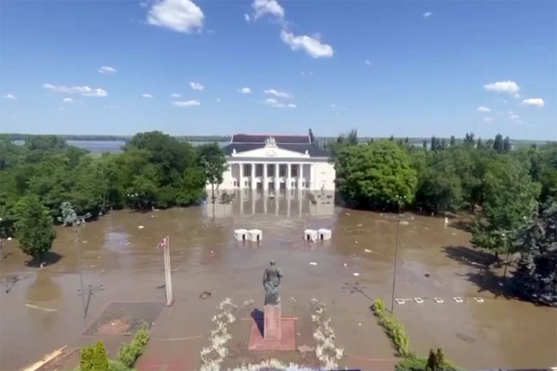 Центр Новой Каховки затопило.