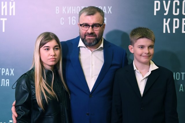 Актер Михаил Пореченков с дочерью Марией и сыном Петром.